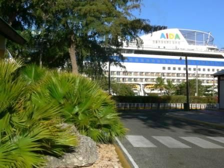 Die Saona Crusoe VIP ist vom Zeitrahmen auf die Zeiten der Kreuzfahrtschiffe 'TUI Mein Schiff' und 'AIDA' angepasst