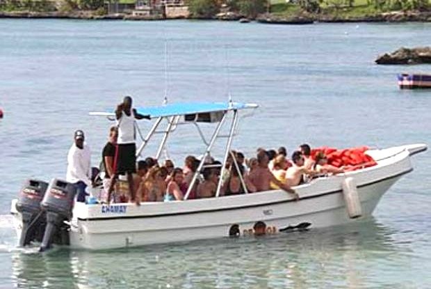 The 2 Island excursion boat