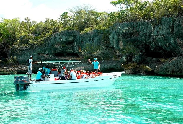 Short history lesson on the boat at Penon