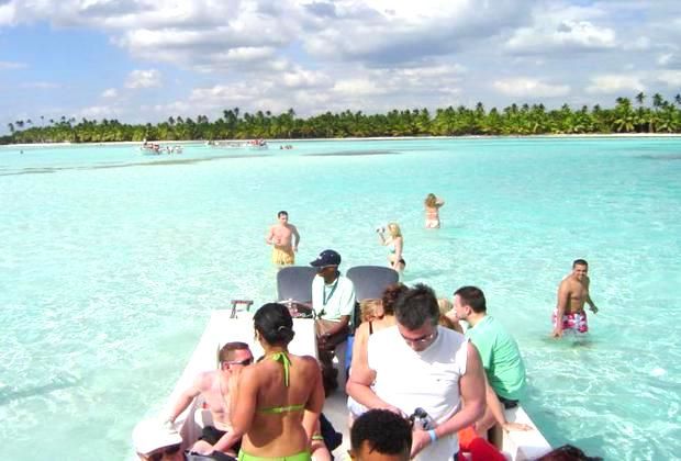 Piscina Natural - sandbank in the Caribbean Sea