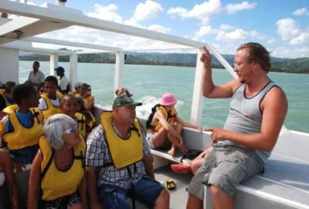 Expert guiding during whale watching